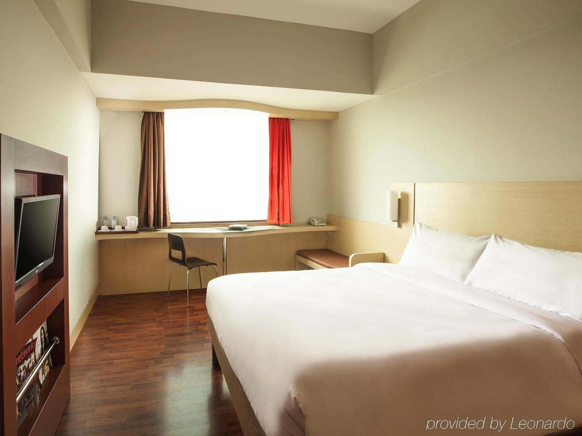 Ibis Mangga Dua Hotel Джакарта Екстериор снимка