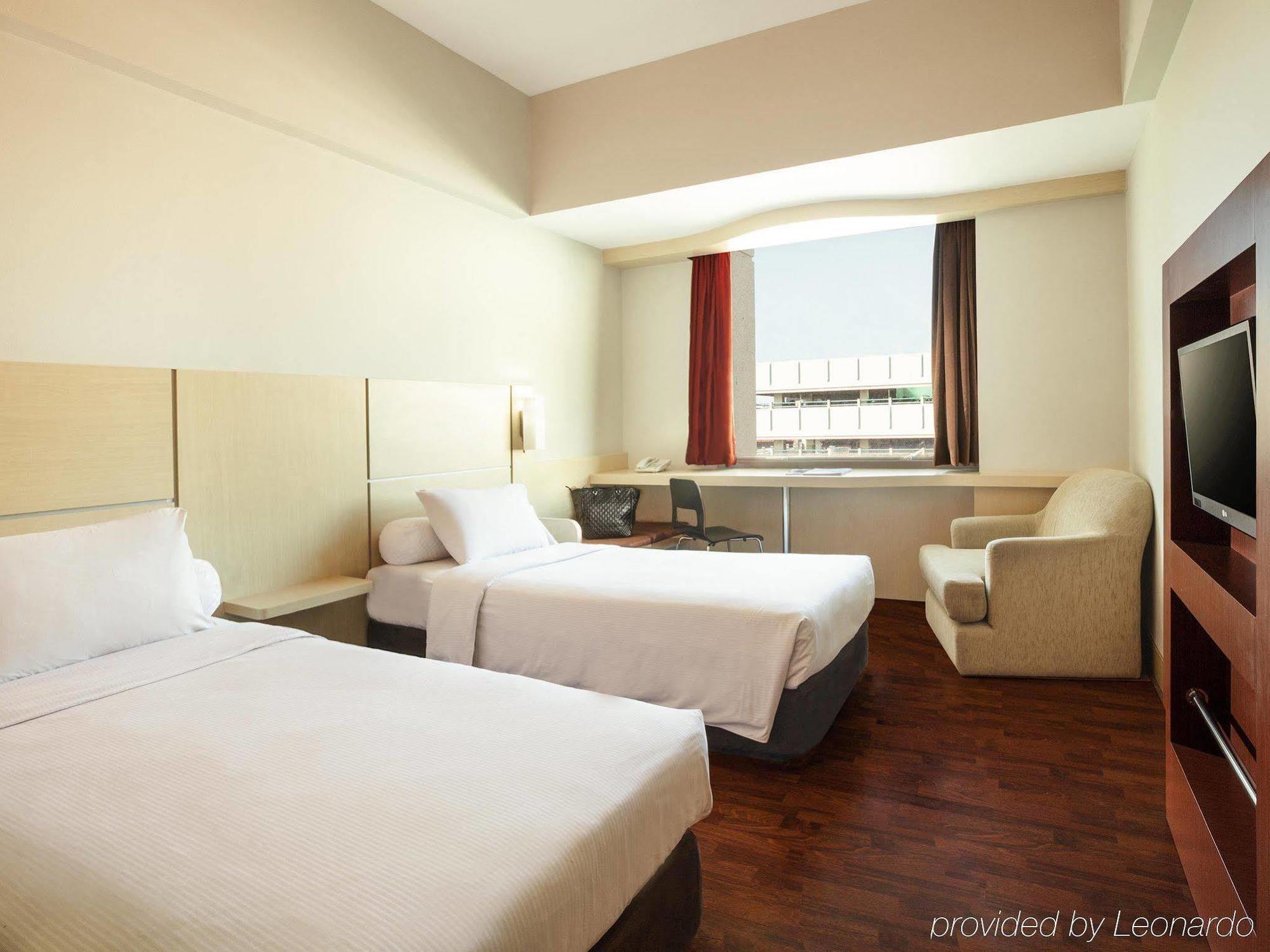 Ibis Mangga Dua Hotel Джакарта Екстериор снимка