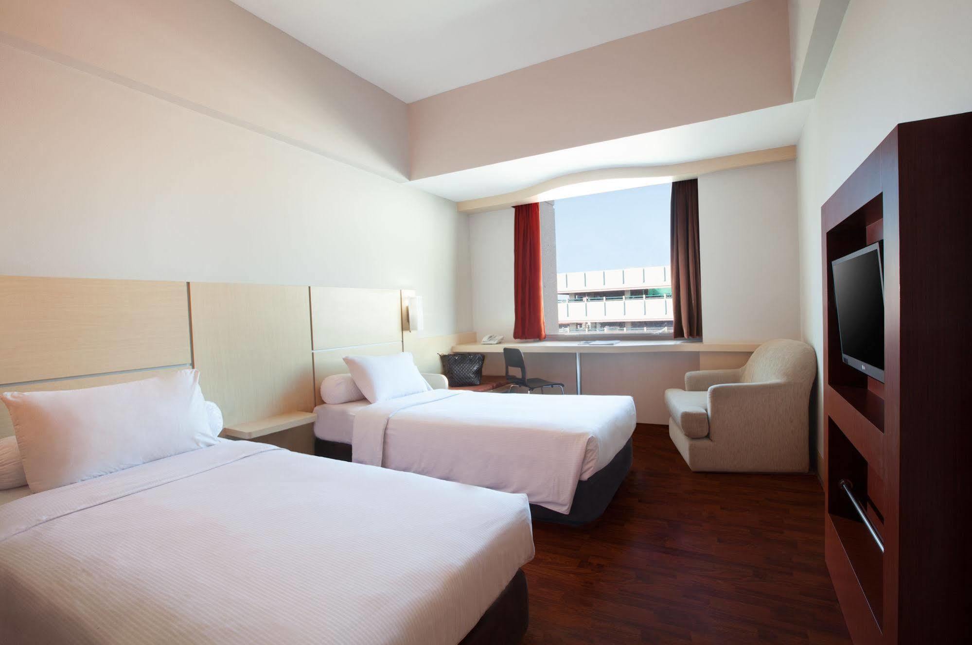 Ibis Mangga Dua Hotel Джакарта Екстериор снимка